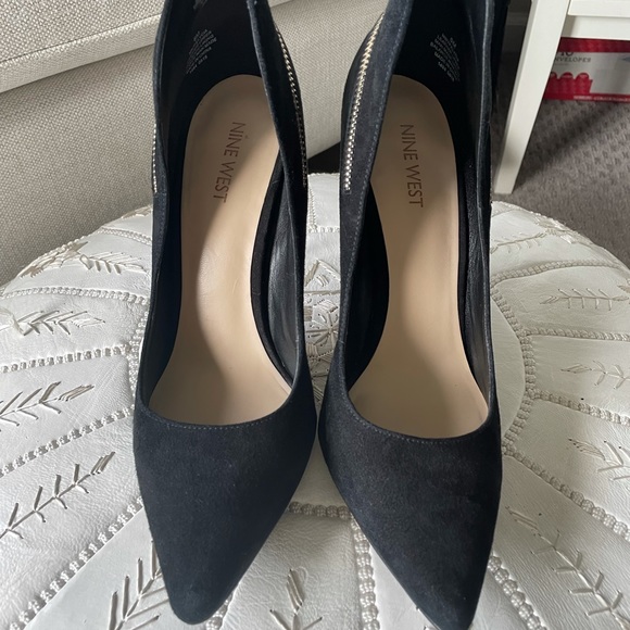 Black suede Nine West pump heels - Picture 5 of 7